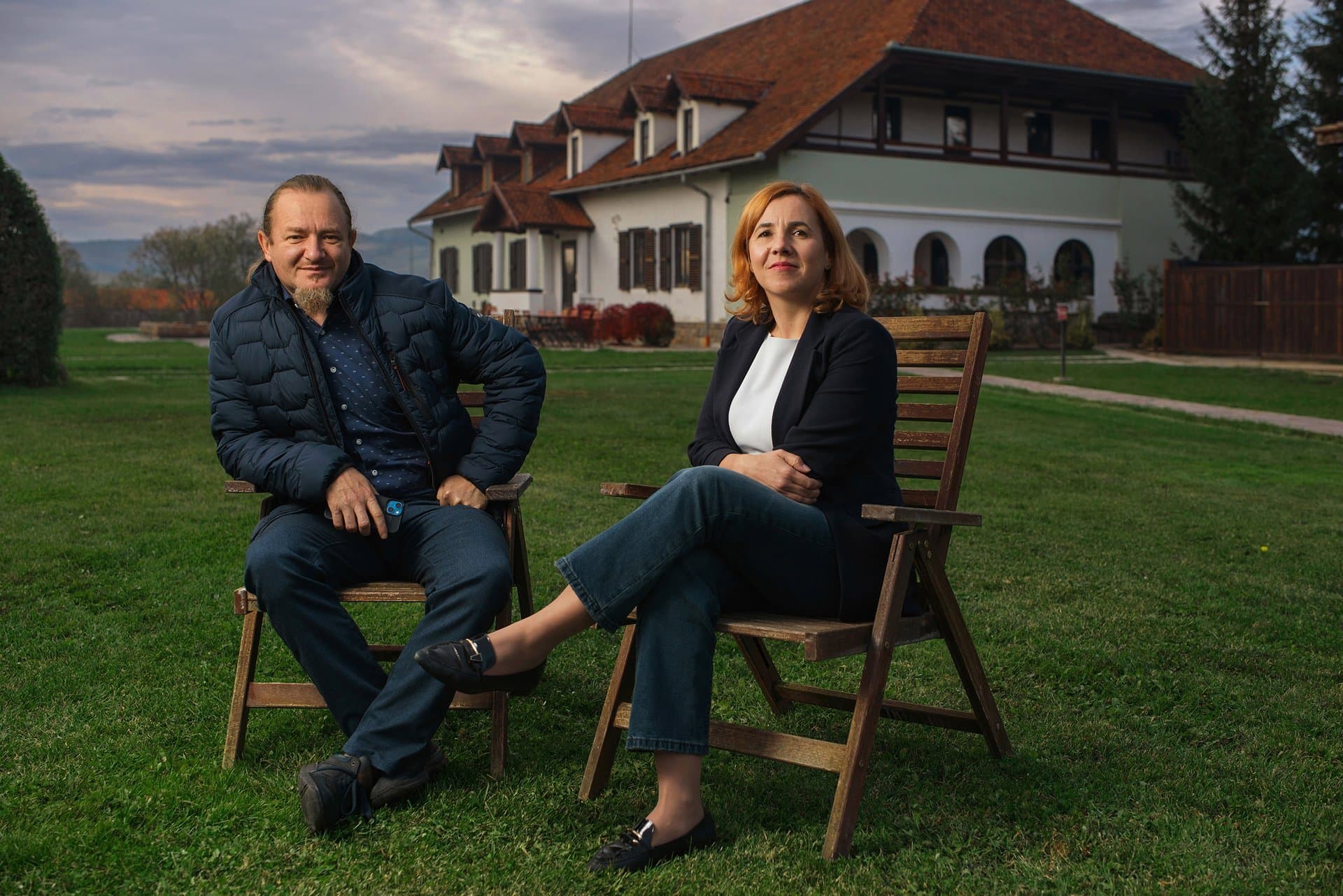 Lilla and Attila sitting together at the Daniel Castle estate